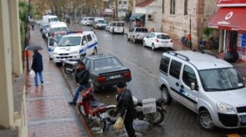 Park Halindeki Ara&ccedil;lara Zarar Verdiler