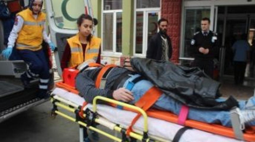 Otomobille İş Makinesi Çarpıştı: 2 Yaralı