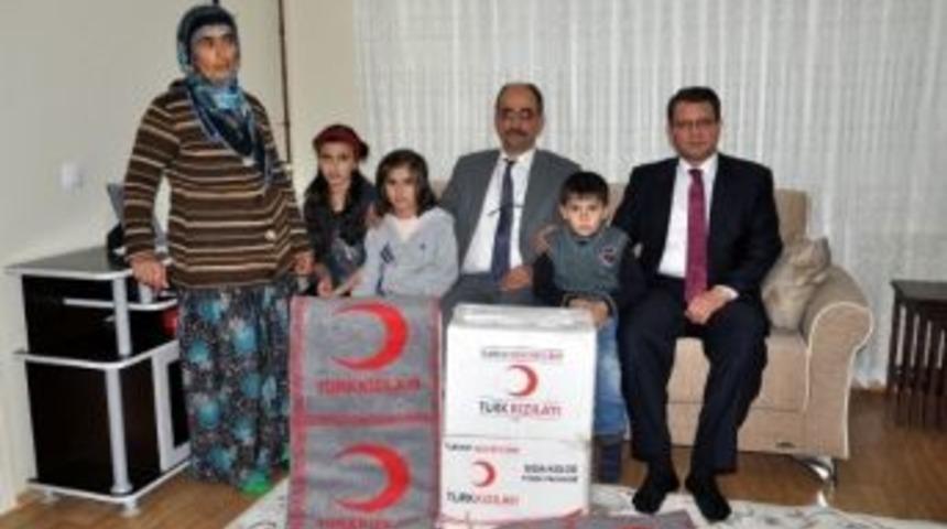 G&ouml;&ccedil;&uuml;kzede Aileye T&uuml;rk Kızılayından Yardım