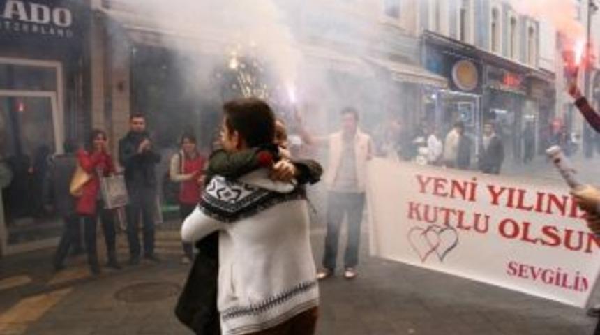 Trabzon&rsquo;da Gen&ccedil;ler Artık Aşklarını Ulu Orta İlan Etmekten &Ccedil;ekinmiyor