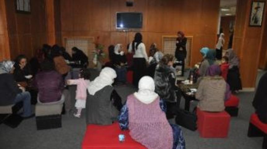 Geleceğe Işık Sa&ccedil;an Kadın Derneği Aşure Dağıttı