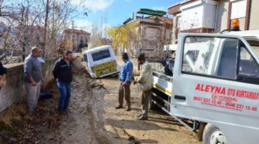 &Ouml;ğrenci Servisi Kanalizasyon &Ccedil;ukuruna Saplandı