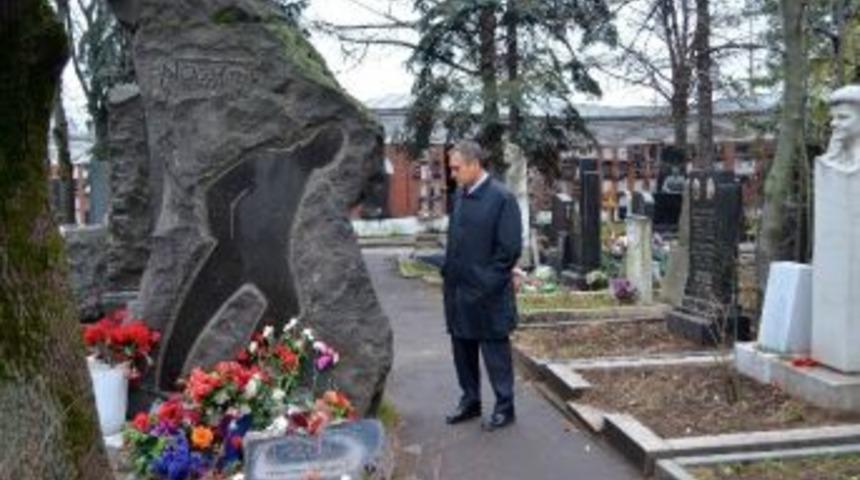 Hacettepe Rekt&ouml;r&uuml; Tuncer, Nazım Hikmet&rsquo;in Kabrini Ziyaret Etti