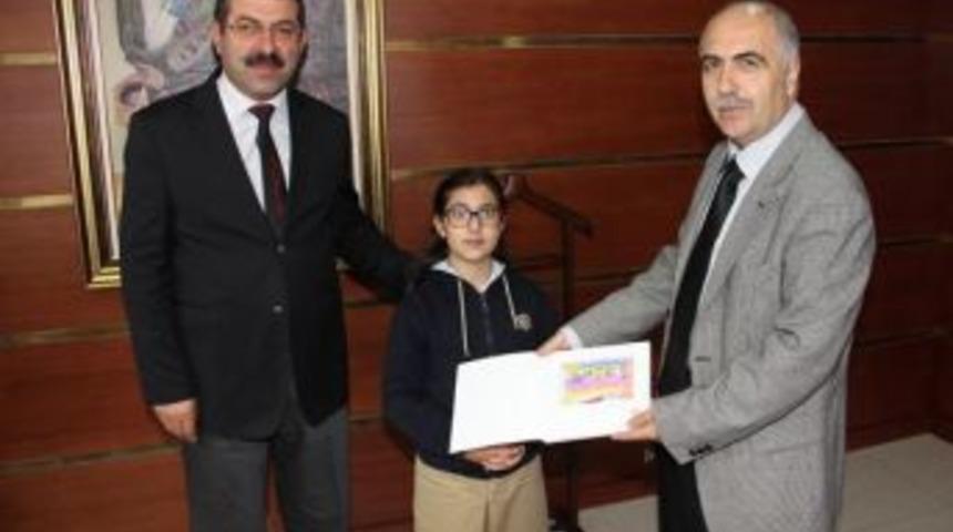 Vali Karahan, Resim Yarışmasında Birinci Olan &Ouml;ğrenciyi Altınla &Ouml;d&uuml;llendirdi