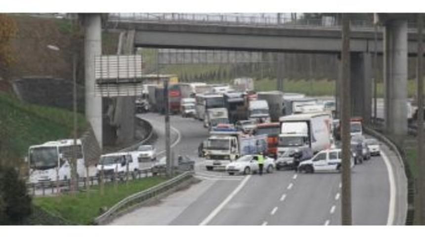 Tem Otoyolu'nda Zincirleme Kaza: 3 Yaralı