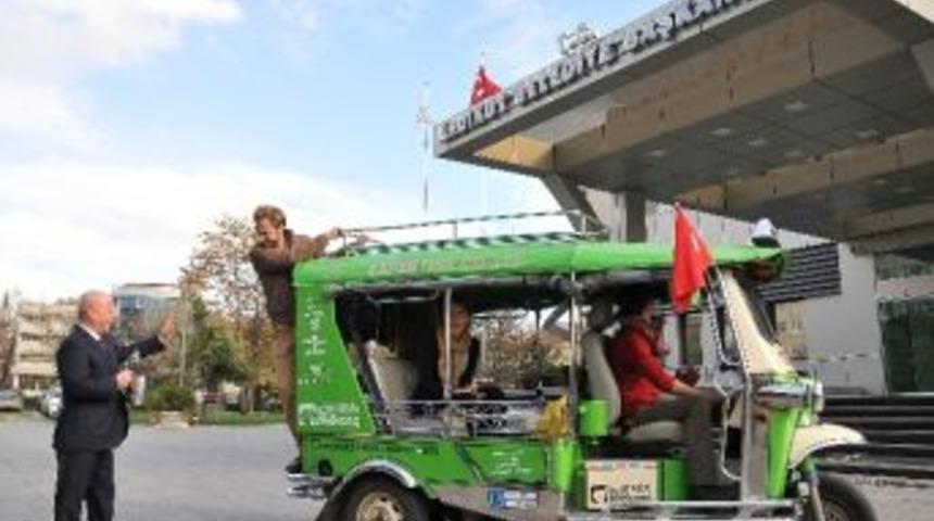 "tuk Tuk" İle Kambo&ccedil;ya'dan Fransa'ya İlgin&ccedil; Yolculuk