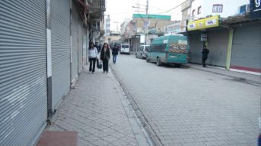 Cizre’de Kepenkler Kapattırıldı
