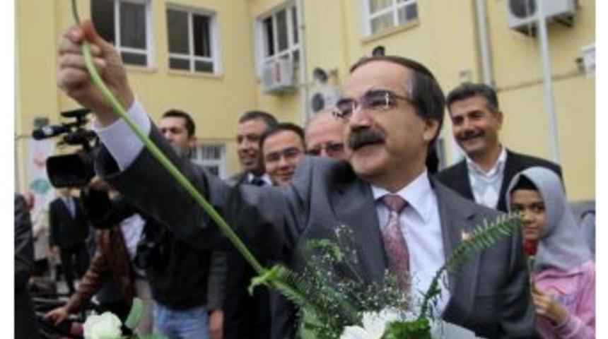 Vali Coş&rsquo;un Katıldığı T&ouml;rende &lsquo;&ccedil;i&ccedil;ek&rsquo; İzdihamı