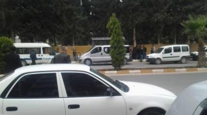 &Ccedil;anta i&ccedil;inde &ccedil;ok sayıda silah ele ge&ccedil;irildi