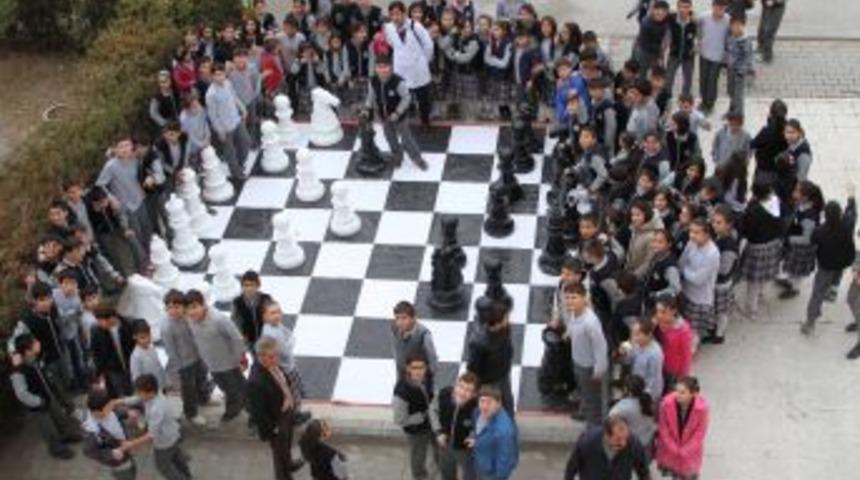 Okul Bah&ccedil;elerine Satran&ccedil; Alanları Oluşturuluyor