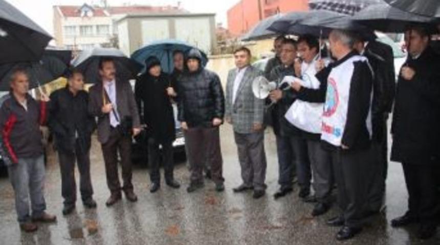 Yağmur Altında Şiddeti Protesto Ettiler