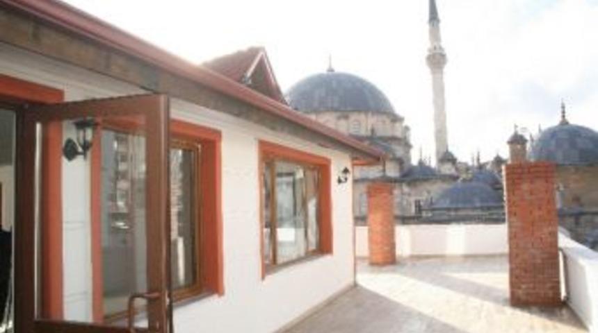 Yozgat Belediye Başkanı Yusuf Başer Emekliler İ&ccedil;in Yapılan Dinlenme Yerinde Emeklileri Ziyaret Etti