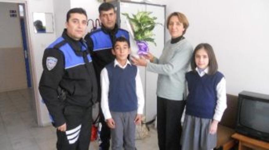 Polisler, &Ouml;ğretmenler G&uuml;n&uuml;&rsquo;n&uuml; Unutmadı