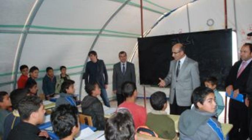 Vali Demirtaş Suriyeli &Ouml;ğrencileri &Ccedil;adır Kentteki Okullarda Ziyaret Etti