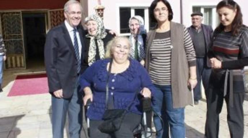 Başkan Acar&rsquo;dan Huzurevi Sakinine Ak&uuml;l&uuml; Sandalye