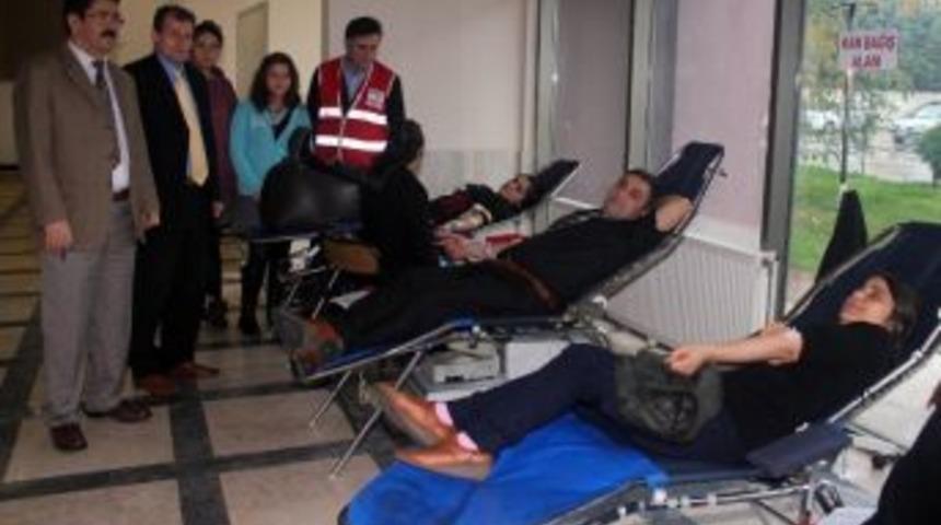 &Ouml;ğrenciler Kan Bağışladı
