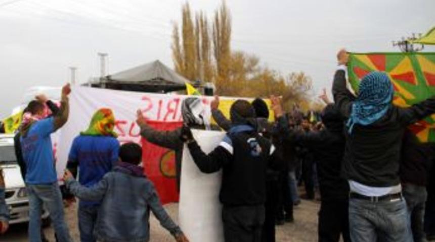 PKK Fis Ovası&rsquo;nda Yol Kesip, Kimlik Kontrol&uuml; Yaptı, Bayrak A&ccedil;tı