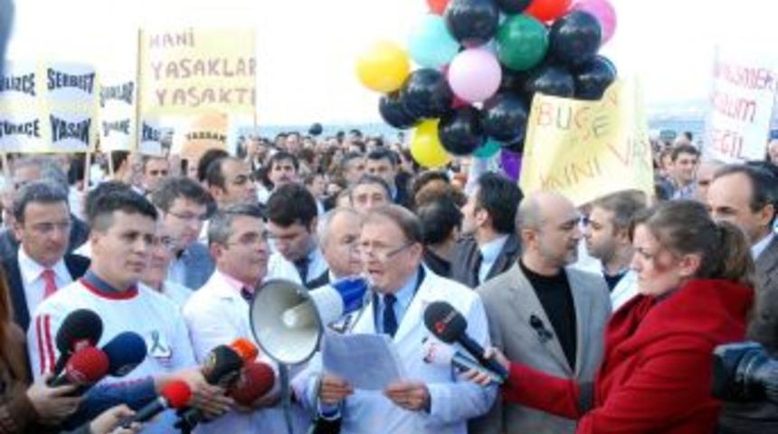 Dershane &Ouml;ğretmenlerinden Kapatmaya Beyaz &Ouml;nl&uuml;k, Siyah Balon Ve Tebeşirli Tepki