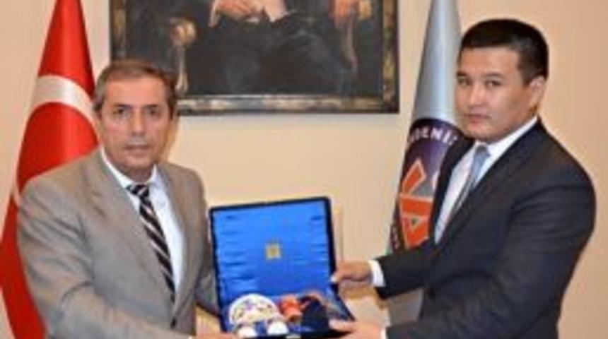 A&uuml;&rsquo;deki Kazak &Ouml;ğrencilere Ziyaret