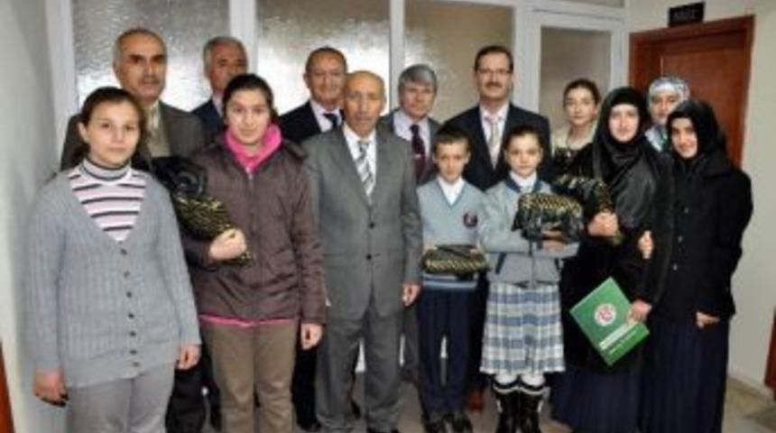 Suşehri M&uuml;ft&uuml;s&uuml; Civriz &Ouml;ğrencileri &Ouml;d&uuml;llendirdi