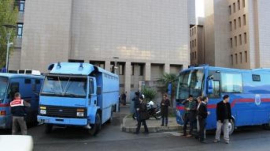 İzmir Adliyesinde Mahkumlar Olay &Ccedil;ıkardı