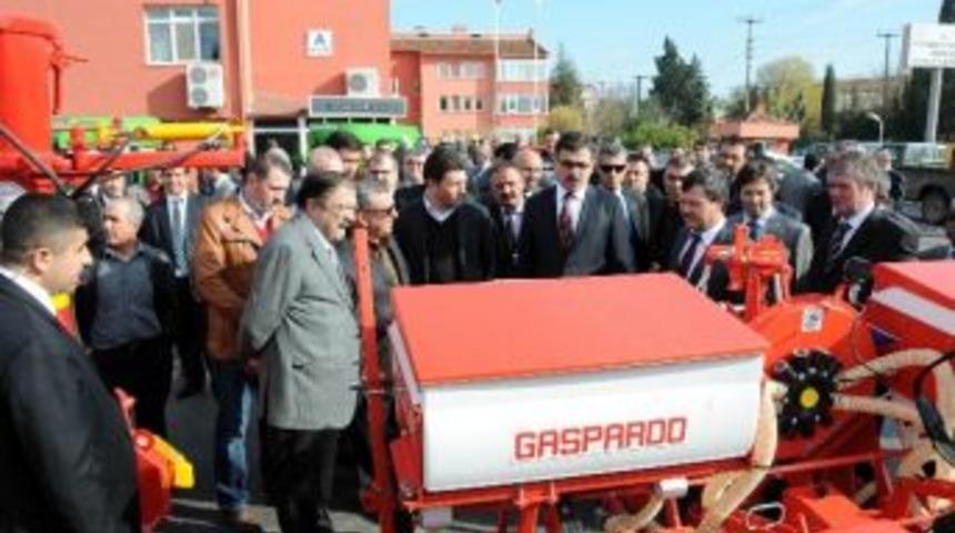 Balıkesir'de &Ccedil;ift&ccedil;ilere Makine Ekipman Dağıtımı Yapıldı