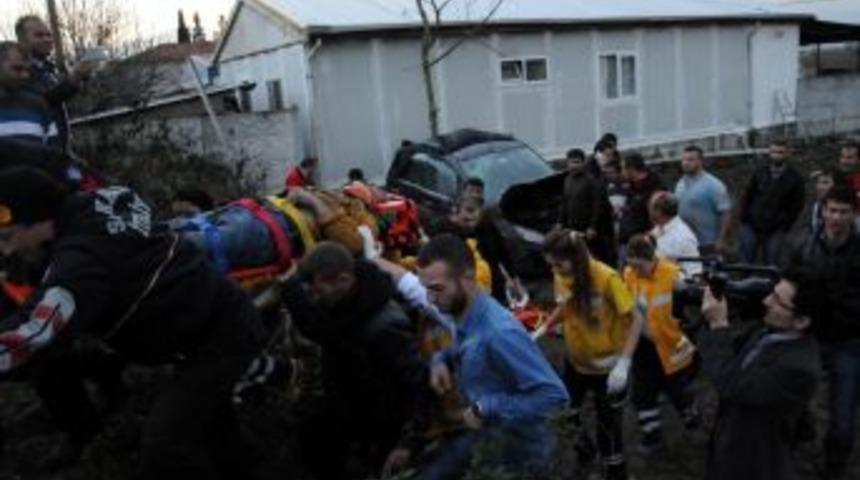 Tır, Yol Kenarındaki Otomobile &Ccedil;arptı: 2 Yaralı