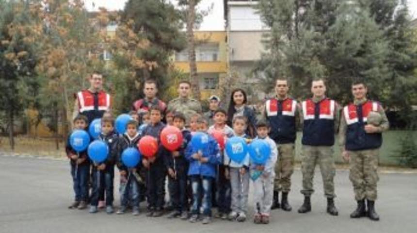 Jandarma, K&ouml;y &Ccedil;ocuklarıyla &Ccedil;izgi Film İzledi