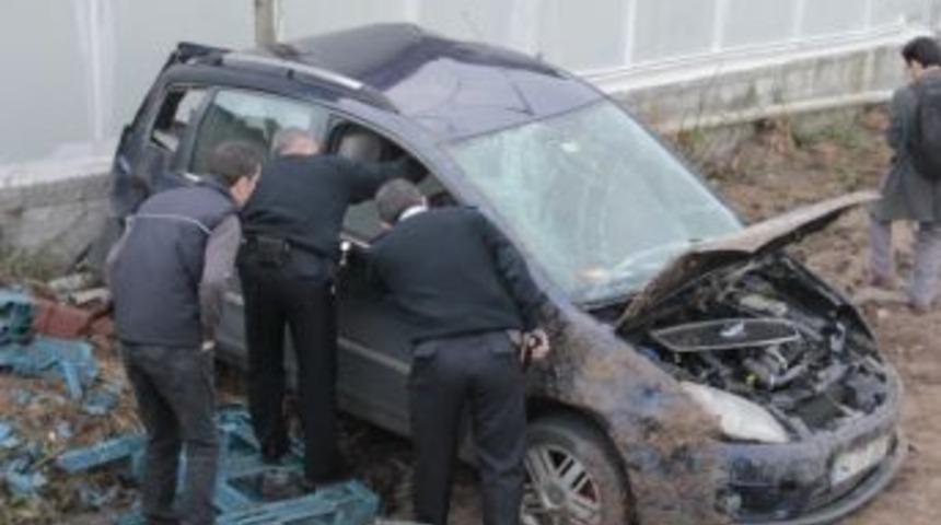 Emniyet Şeridinde Bekleyen Otomobile Tır &Ccedil;arptı