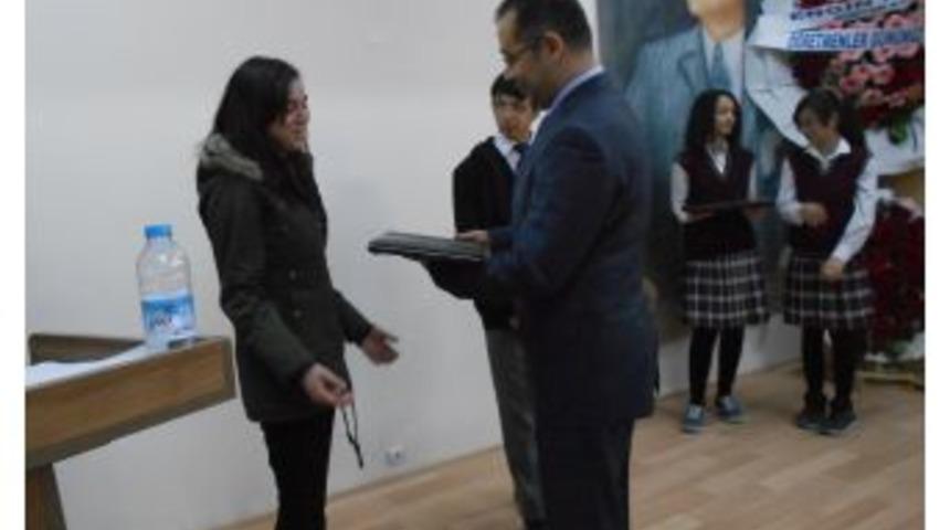 Tatilde Kitap Okuyan &Ouml;ğrenciler Bilgisayar &Ouml;d&uuml;l&uuml; Aldı