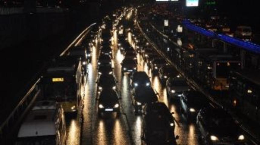 İstanbul&rsquo;da Etkili Olan Yağmur Trafiği Fel&ccedil; Etti