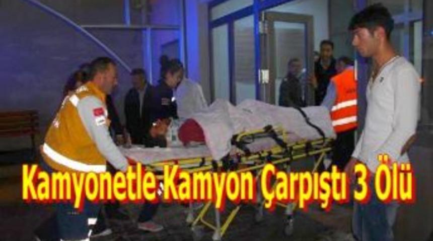 Kamyonetle kamyon &ccedil;arpıştı: 3 &ouml;l&uuml;