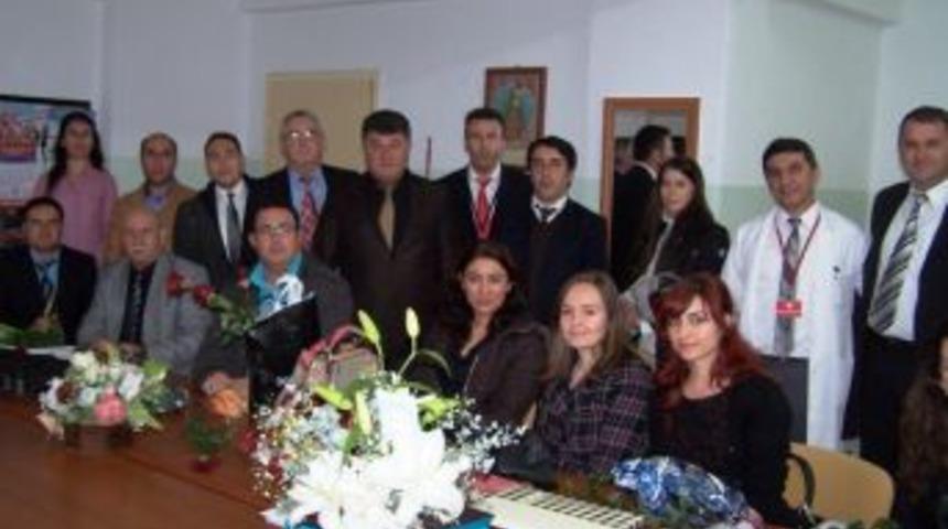 Armutlu'da &ouml;ğretmenelere kırmızı g&uuml;l