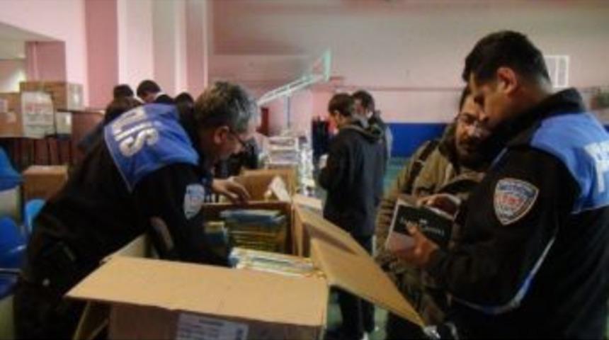 Polisten &Ouml;ğrencilere Kırtasiye Yardımı