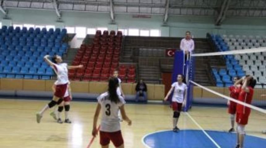 Gen&ccedil; Kızlar Voleybol M&uuml;sabakaları Başladı