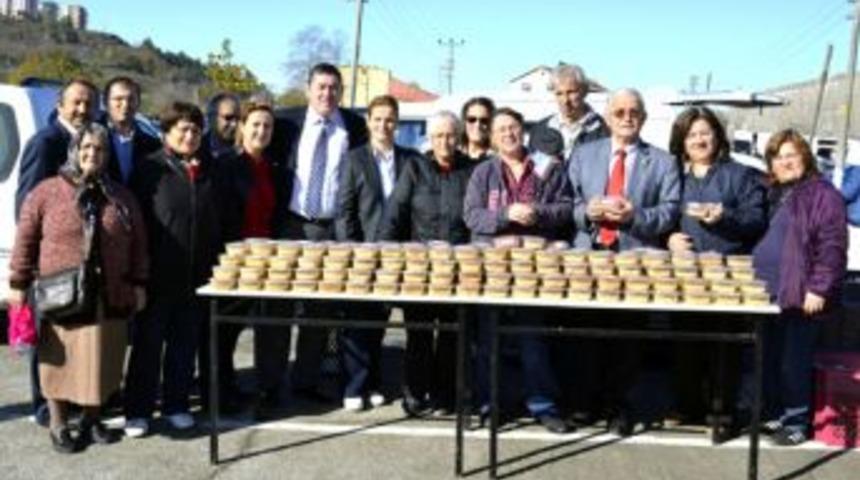 Nuri Tekin aşure dağıttı