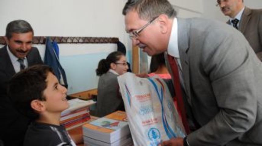 Pursaklar Belediyesi'nin Kampanyaları &Ouml;ğrencileri Kitapla Buluşturuyor