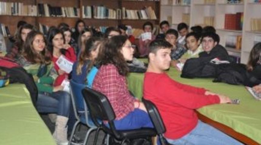 Gen&ccedil;ler Uyuşturucu Madde Konusunda Bilgilendirilmeye Devam Ediliyor