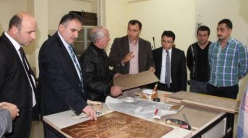 H&uuml;nerli Eller Ahşapta Parlıyor