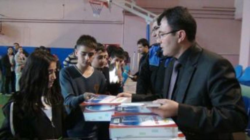 Polisden &Ouml;ğrencilere Kırtasiye Yardımı