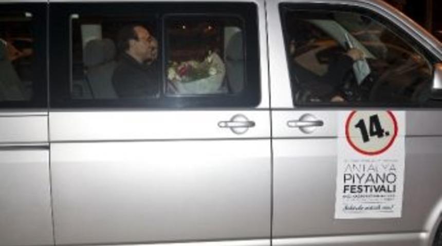 Latin Grammy &Ouml;d&uuml;l&uuml; Sahibi Camilo&rsquo;dan Havaalanında Piyano S&uuml;rprizi