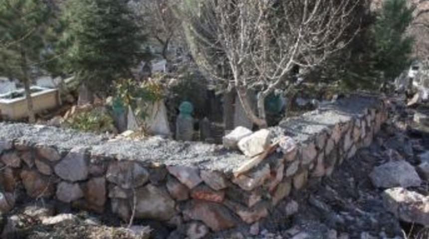 Şeyh-i Şirvani Hazretleri Mezarlığı'nda Restorasyon &Ccedil;alışması