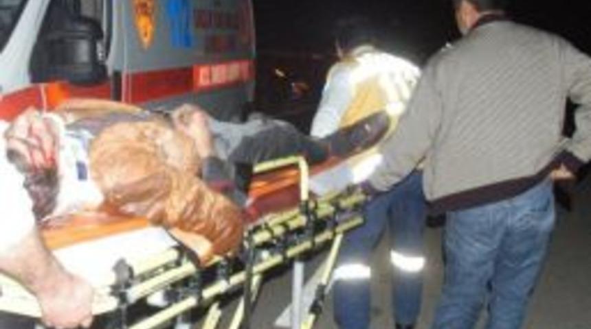 Ceyhan&rsquo;da Motosiklet Kamyona &Ccedil;arptı: 2 Yaralı