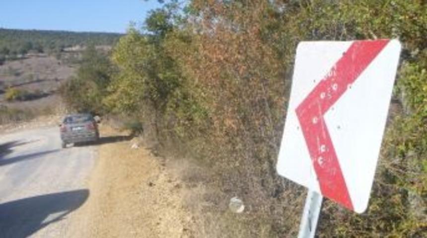 Bilecik&rsquo;te Trafik Levhaları Delik Deşik