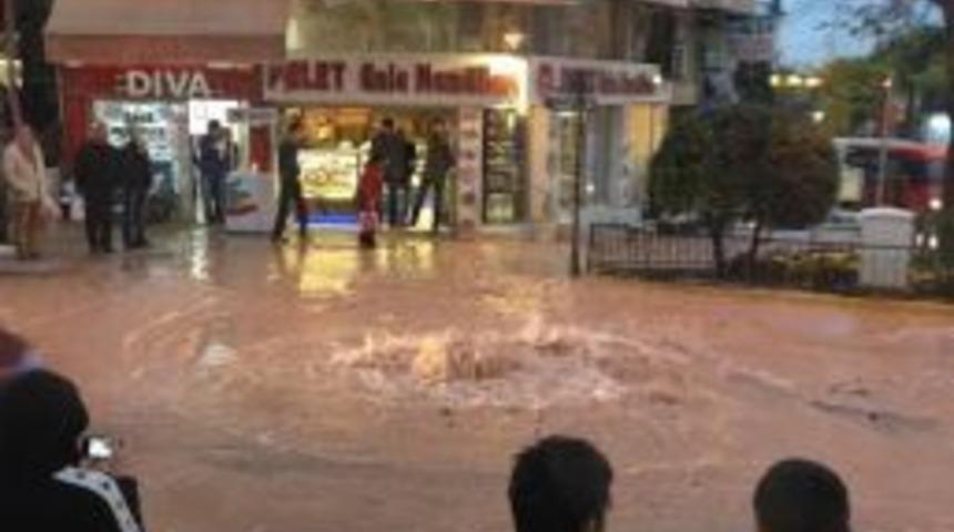 Soma'da Caddeyi Sel Aldı