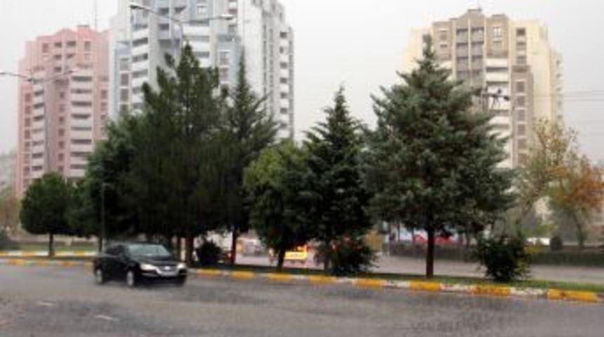 Diyarbakır&rsquo;da Şiddetli Sağanak Yağış Ve Dolu Etkili Oldu