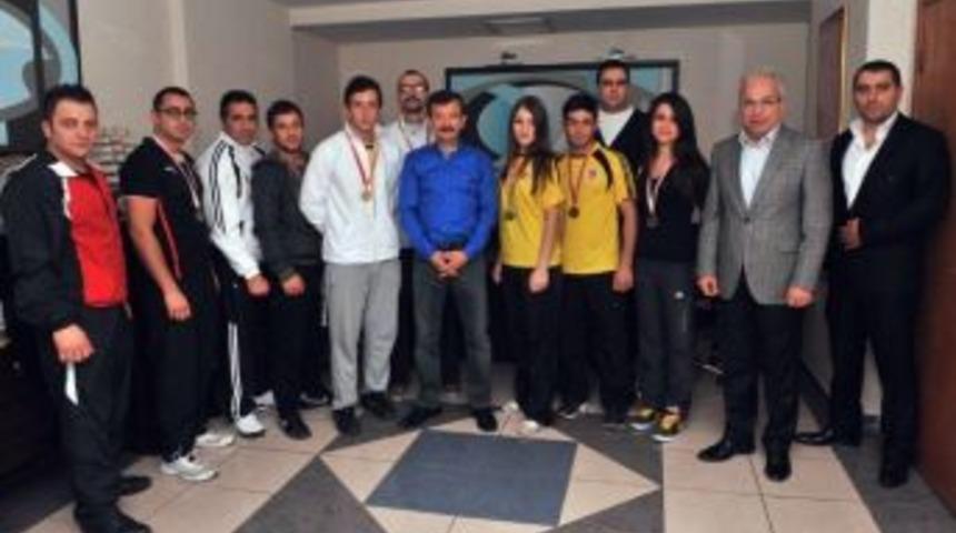 Buca&rsquo;nın Kick Boks&ccedil;ularından 10 Madalya