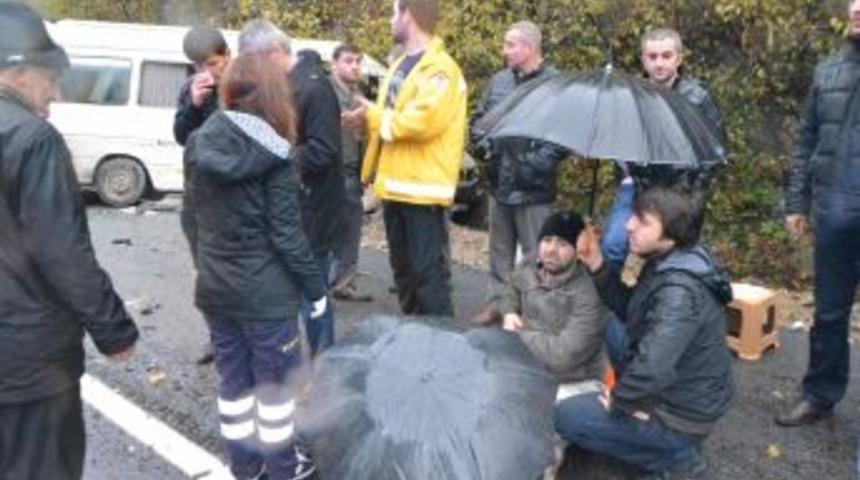 Madencileri Taşıyan Minib&uuml;s Ile 2 Otomobil &Ccedil;arpıştı: 11 Yaralı