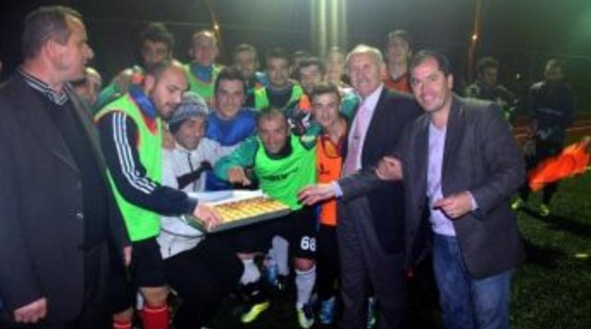 Başkan&rsquo;dan Futbolculara Tatlı İkramı