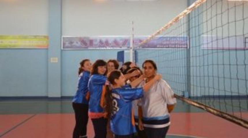 Kars &Ouml;zel Sultan Alparslan Koleji&rsquo;nde Voleybol Ma&ccedil;ında &Ouml;ğrenciler İle Veliler Karşılaştı